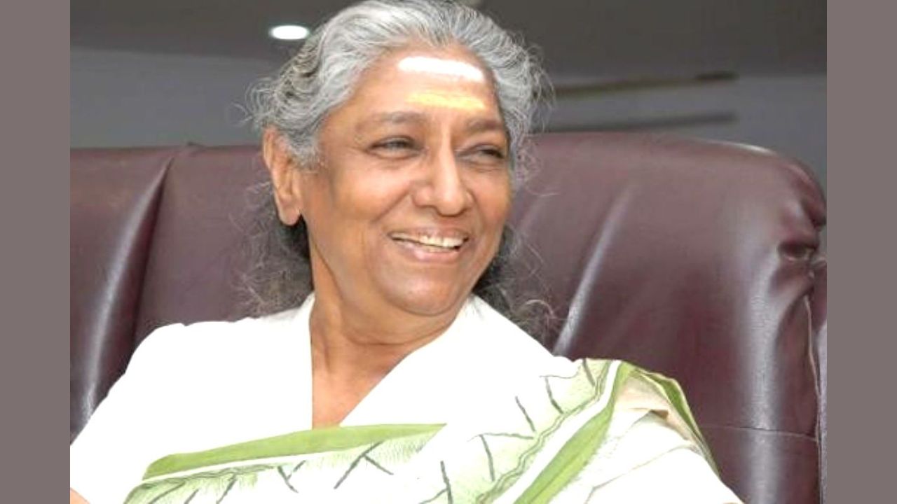 S. Janaki Biography: Birthday, Early Life, Career, Family, Facts, Death ...