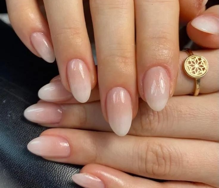 Minimalist nail art